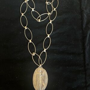 UNO de 50 Elegant Silver Oval Necklace with Decorative Medallion